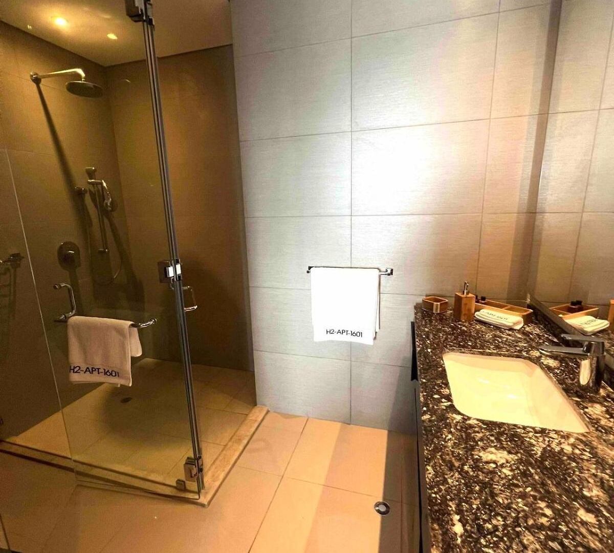 Colombia- H2 Hyatt Condo-bay View