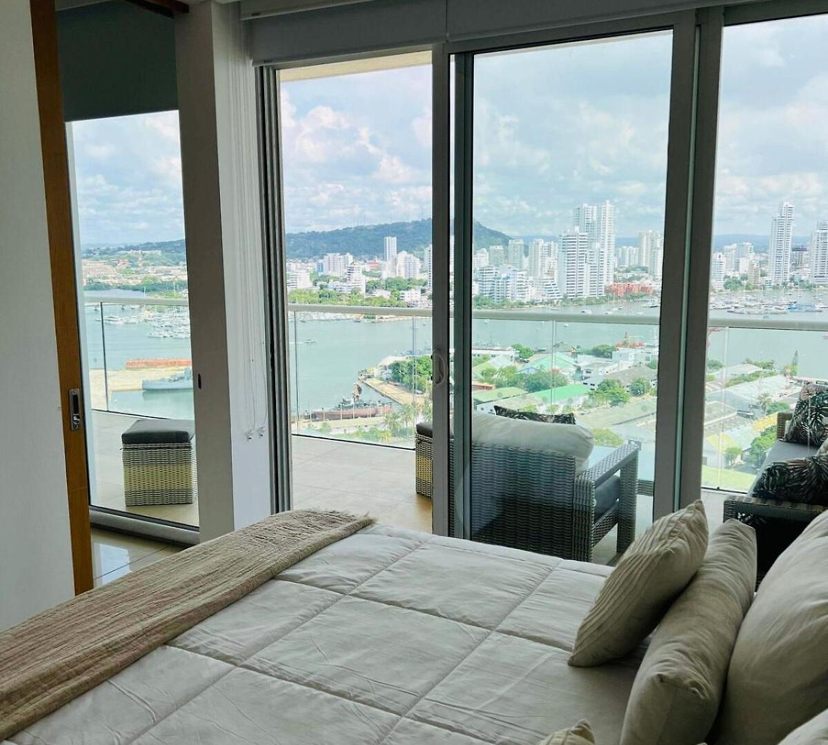 Colombia- H2 Hyatt Condo-bay View
